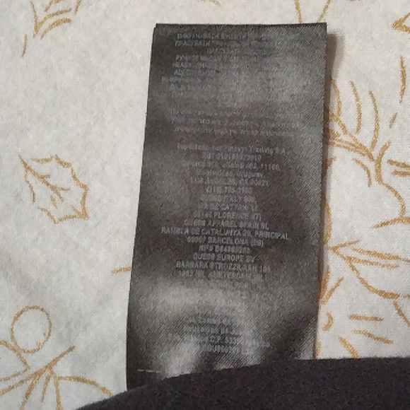 Pretty Pre-Owned Guess Brand Short Sleeve T-shirt (Black Color) - Picture 12 of 12